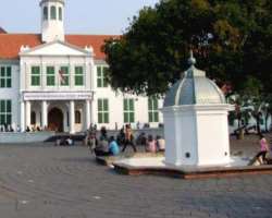 There was a city hall at the square which was converted into a history museum in 1974. You can also see an 18th-century water pump located in the midd